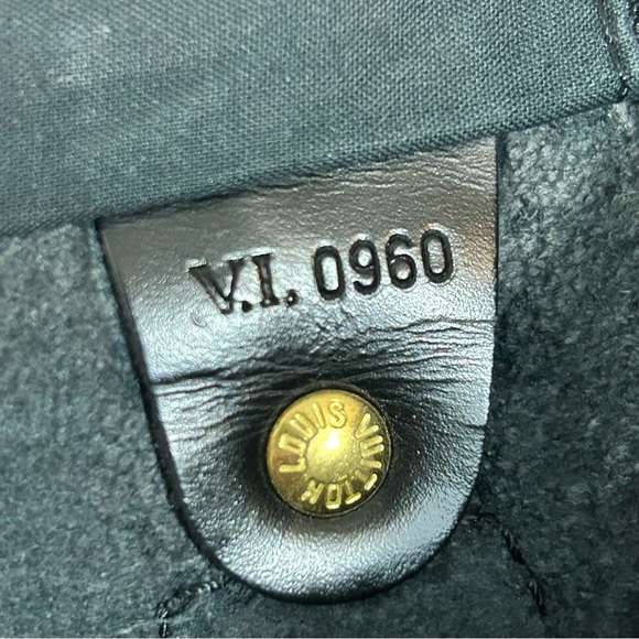 Louis Vuitton Black Epi Speedy 40 - Picture 14 of 15